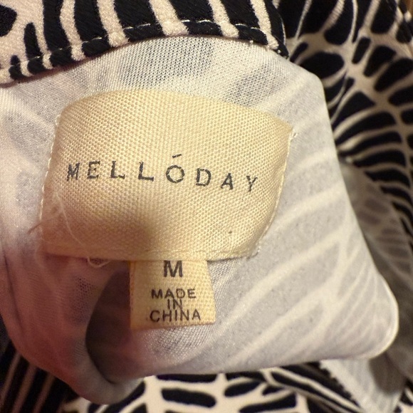 MELLODAY Black and White Sleeveless Blouse with Mock Neck and Mandarin Collar - Picture 3 of 5